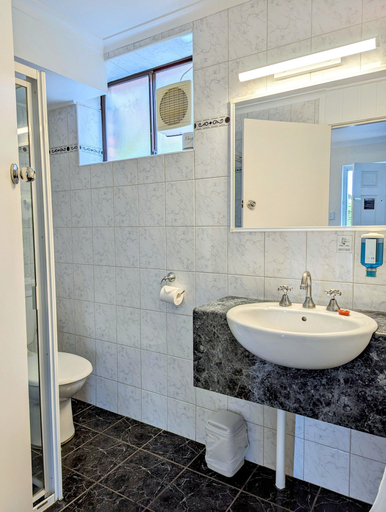 Bathroom 3, Arkana Motor Inn & Terrace Apartments, Mount Gambier