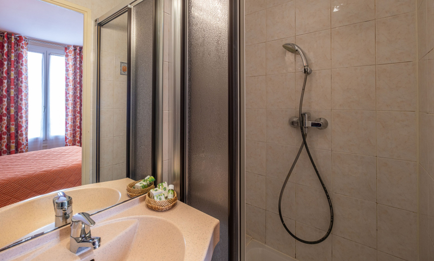 Bathroom 4, Hôtel Terminus Montparnasse, Paris