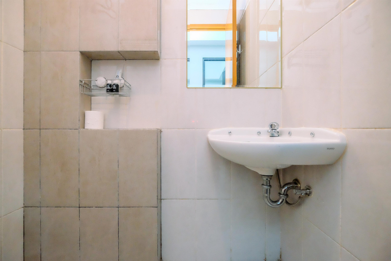 Bathroom 2, Comfortable and Simply Look 2BR Royal Heights Apartment By Travelio, Bogor