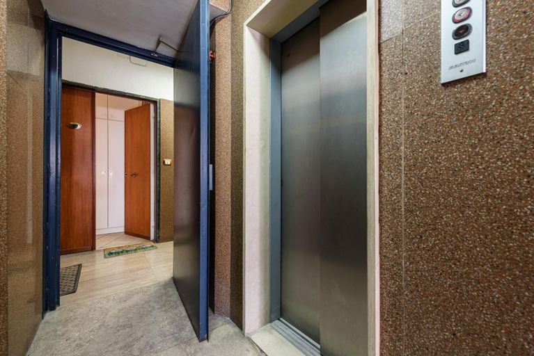 Room 5, Via Fiorentini 21 in Naples, Napoli