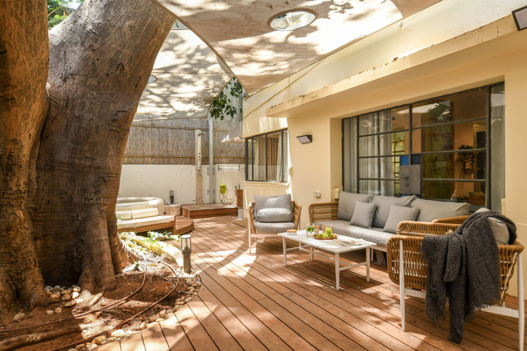 Others 5, Charming 2BR Apt w a Breathtaking Patio