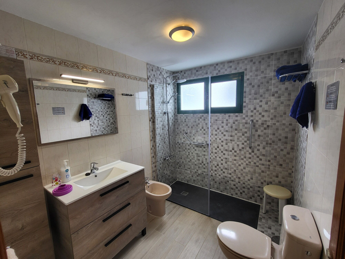 Bathroom 3, Gueldera Apartments, Las Palmas