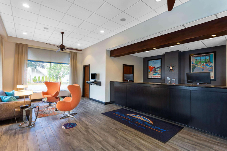 Public Area 2, Howard Johnson by Wyndham Portsmouth, Rockingham