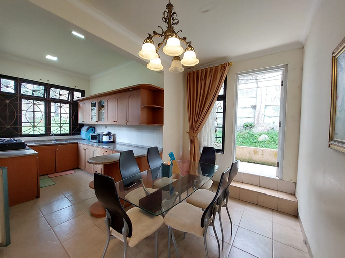 Dining Room 4, Villa Kota Bunga A8-01 - 3BR with Pool by Zahra Al-Jazeerah, Bogor
