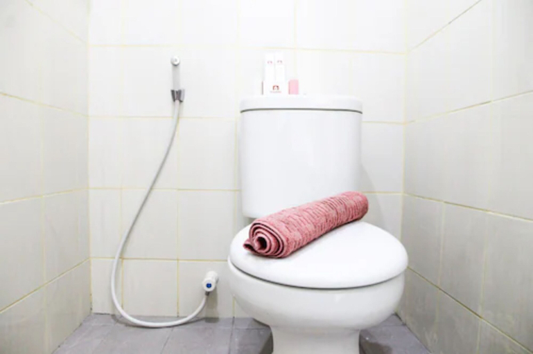 Bathroom 3, Best Price Studio Room Ayodhya Residences, Tangerang