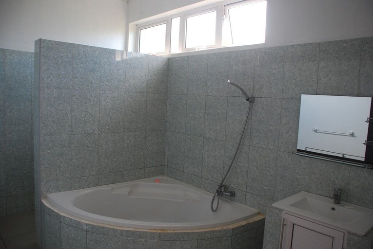 Bathroom 4, La Dorade