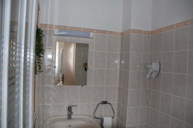 Bathroom 5, Le Pont de la Loire, Saône-et-Loire