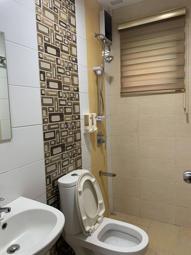 Bathroom 4, Maine City, Manila City