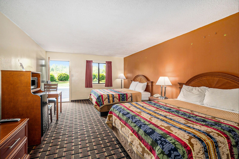 Bedroom 3, Great Lakes Inn and Suites, Van Buren
