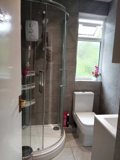 Bathroom 2, Homely 3 Bedroom House With a Garden, London