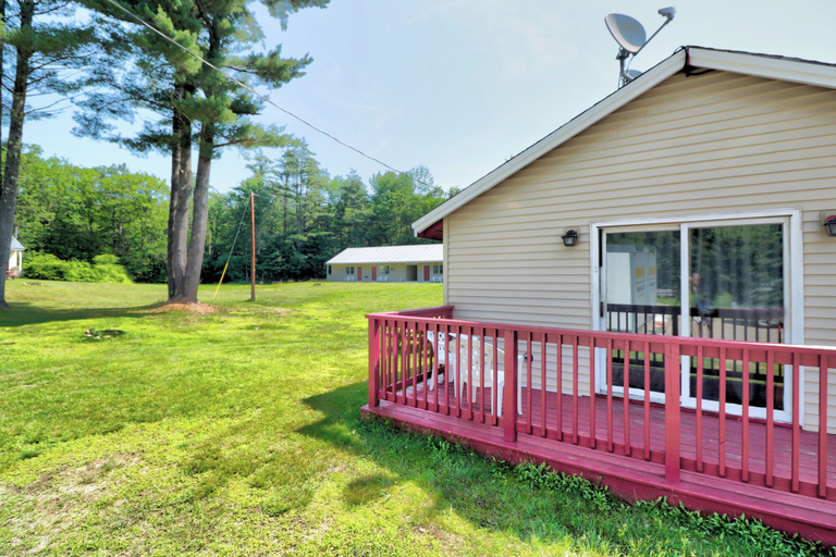 Exterior & Views 2, The Villager Motel, Carroll