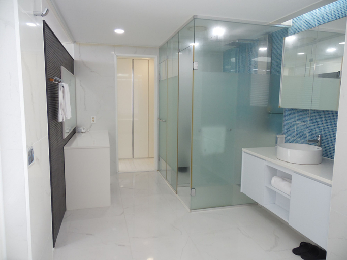 Bathroom 4, Jeju Healthcare Town Resort, Seogwipo