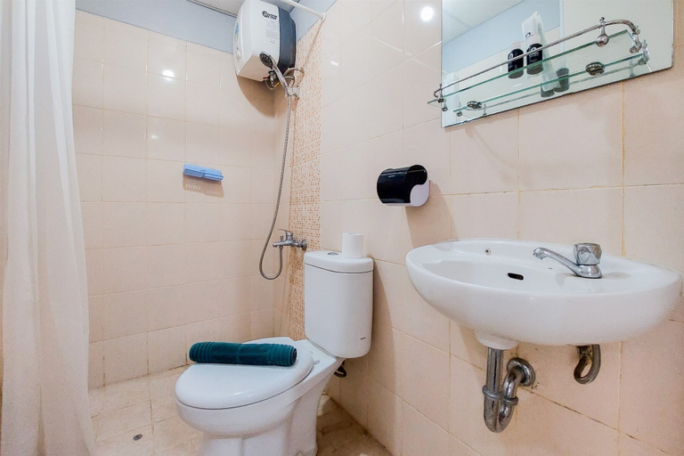 Bathroom 4, Modern Look 2BR Serpong Greenview Apartment By Travelio, Tangerang Selatan