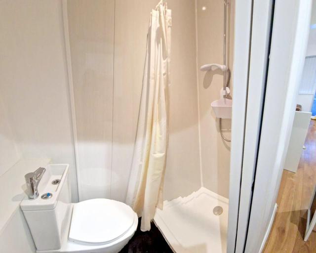 Bathroom 2, Cute Studio Apartment in South Croydon, London