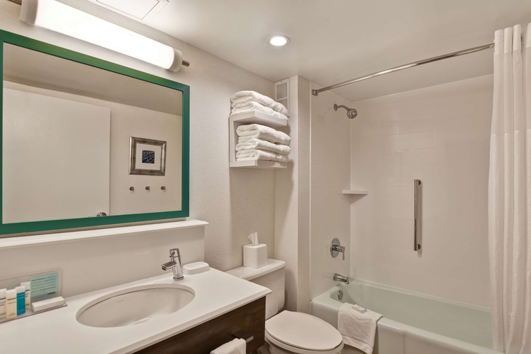 Bathroom 4, Hampton Inn State College, Centre