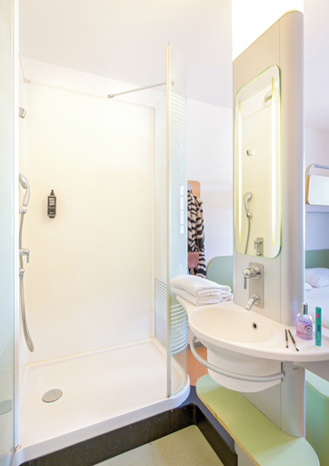 Bathroom 16