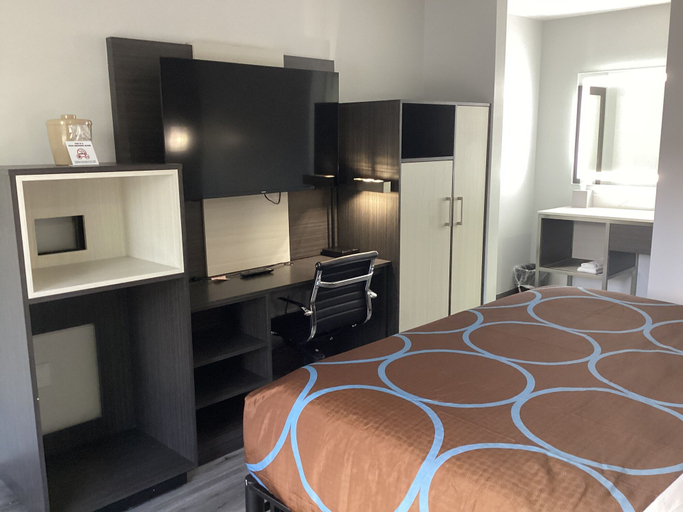 Bedroom 5, Super 8 By Wyndham Baltimore Northwest, Baltimore
