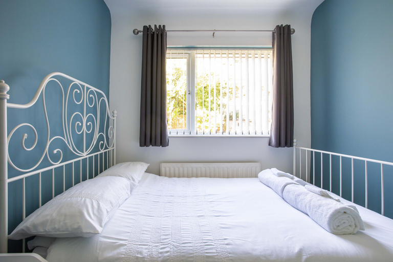 Bedroom 2, Fully Refurbished North Belfast Home, Belfast