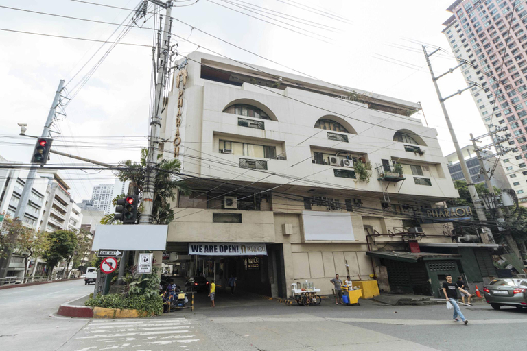 Exterior & Views, RedDoorz @ Amorsolo Makati, Makati City