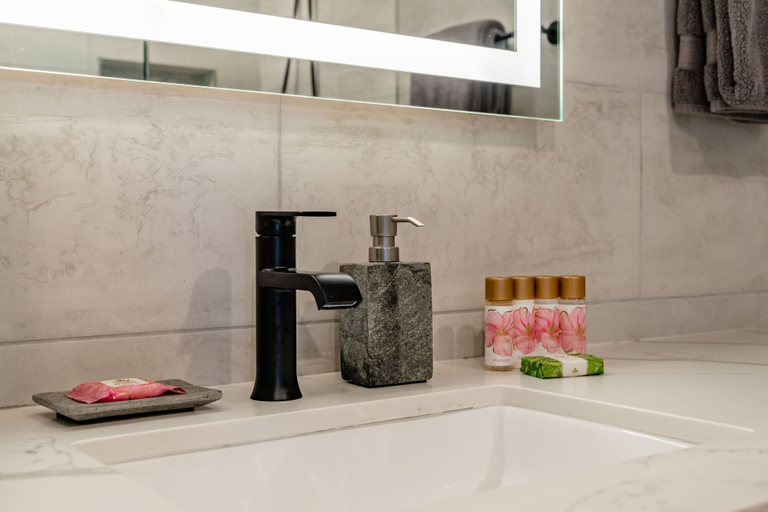 Bathroom 4, Upscale and Elegant Vistas, Maui