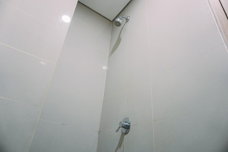 Bathroom 5, Homey Living and Comfy Studio Apartment at B Residence By Travelio, Tangerang Selatan