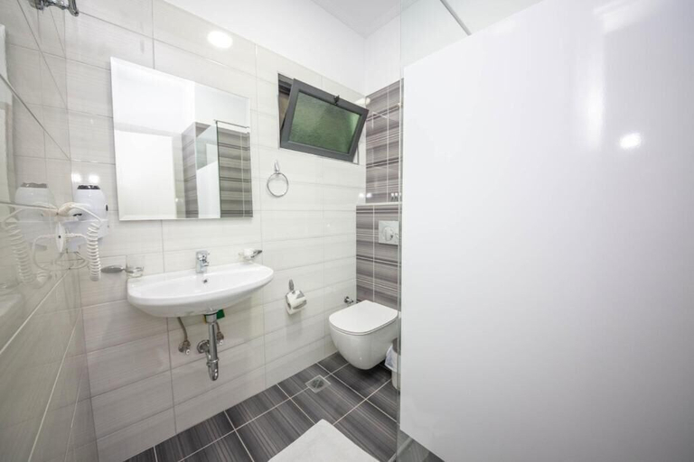 Bathroom 3, Mamma's Apartments, Sarandës