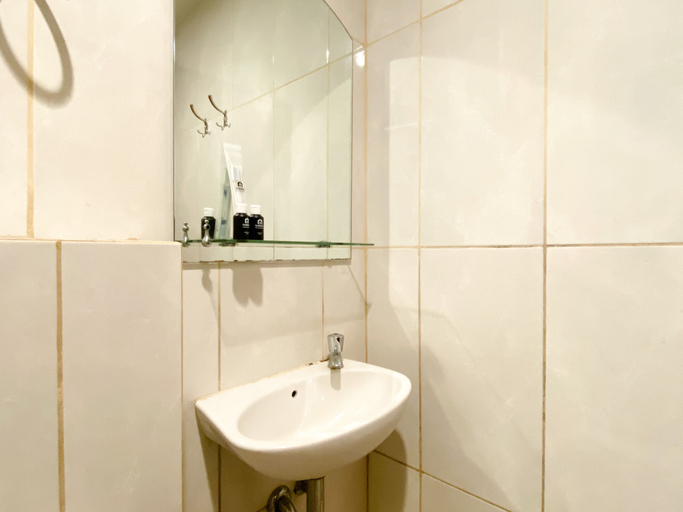 Bathroom 4, Modern And Homey Studio At Grand Kamala Lagoon Apartment, Bekasi