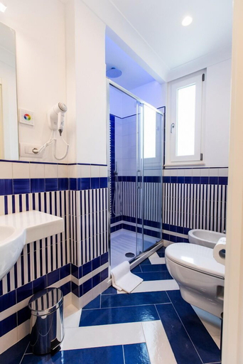 Bathroom 5, Hotel Le Rocce, Salerno