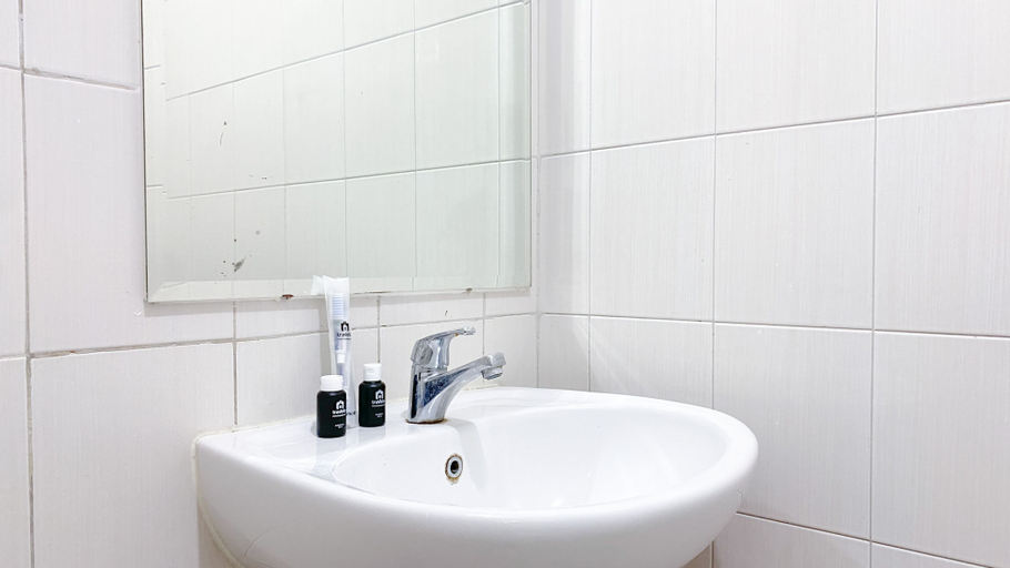 Bathroom 2, Modern And Homey 2Br At Signature Park Grande Apartment, Jakarta Timur