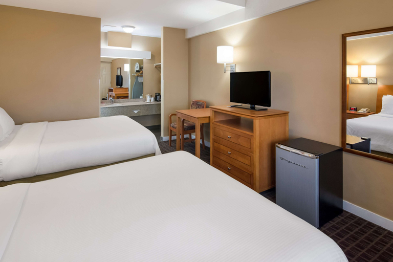 Bedroom 3, SureStay Hotel by Best Western North Vancouver Capilano, Greater Vancouver