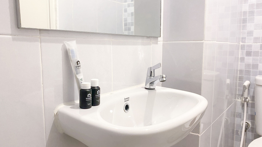 Bathroom 3, Brand New And Cozy Studio At Tokyo Riverside Pik 2 Apartment, Tangerang