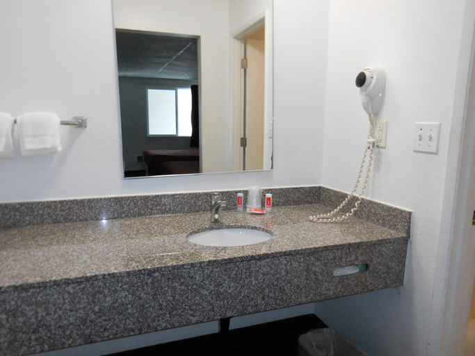 Bathroom 4, Econo Lodge Newport, Lincoln