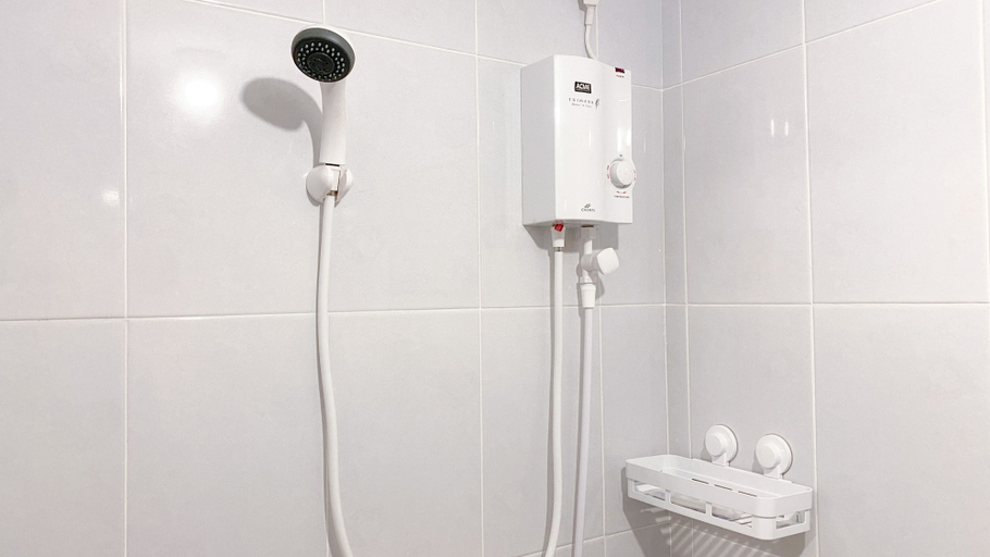 Bathroom 5, Tranquil Stay Studio with Sea View at Tokyo Riverside PIK 2 Apartment By Travelio, Tangerang