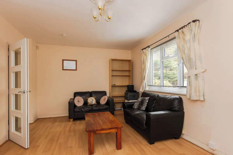 Others 4, Homely 3 Bedroom House With a Garden, London