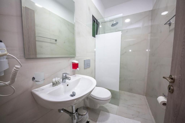 Bathroom 3, Mamma's Apartments, Sarandës