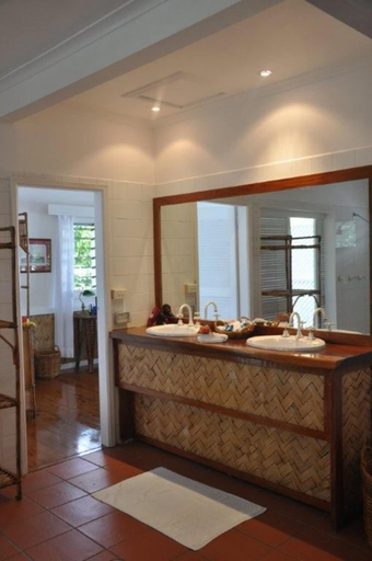 Bathroom 4, Nukubati Great Sea Reef, Macuata