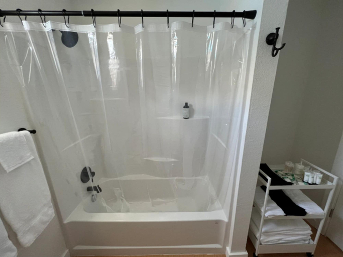 Bathroom 4, Serene 2br/1ba Residence in Peaceful San Antonio, Bexar