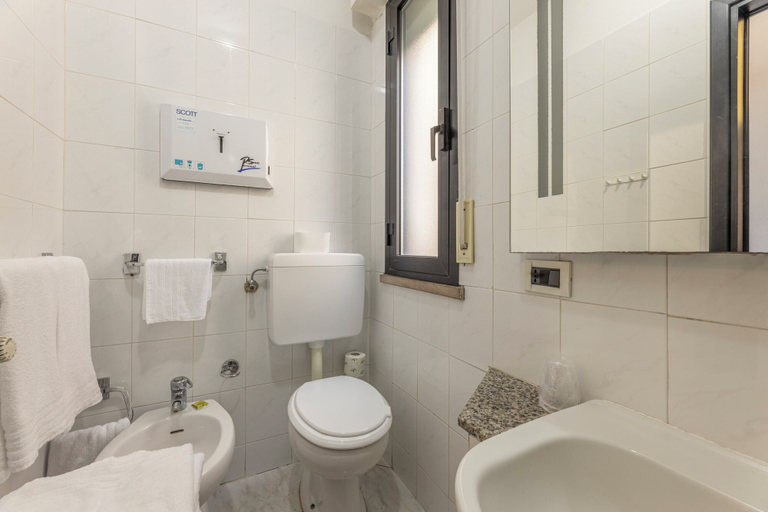 Bathroom 5, Hotel Quisisana Vada, Livorno