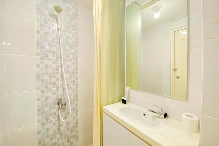 Bathroom 3, Best And Comfy Studio Tokyo Riverside Pik 2 Apartment, Tangerang