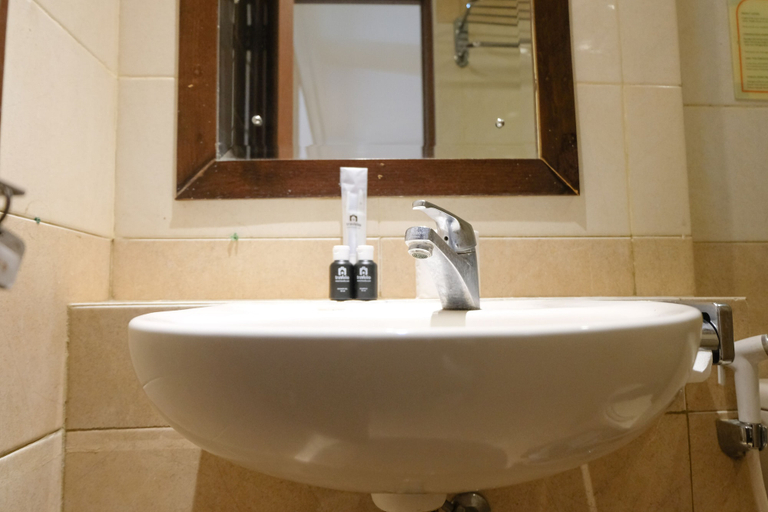 Bathroom 2, Modern Studio At Apartment Grand Setiabudi, Bandung