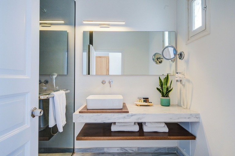 Bathroom 5, San Antonio Summerland, South Aegean
