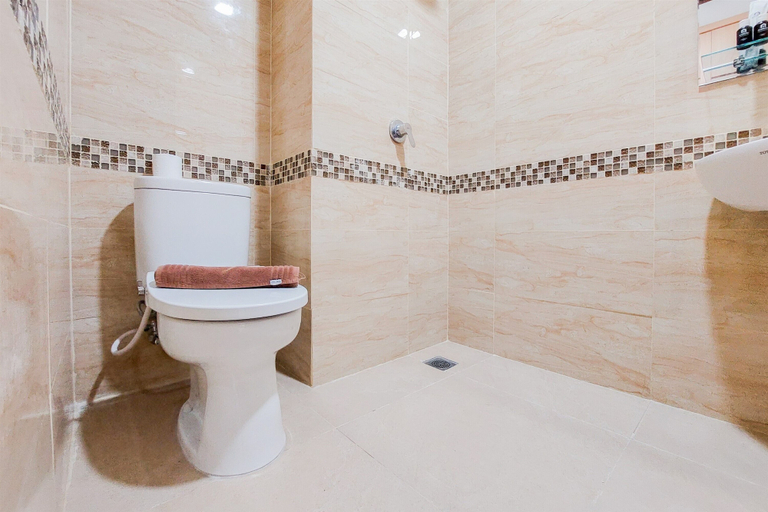 Bathroom 2, Warm And Simply Look Studio Apartment At B Residence, Tangerang Selatan