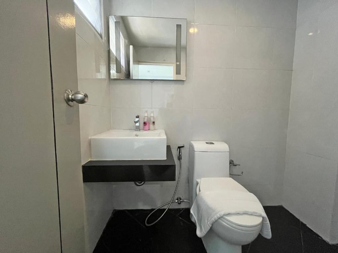 Bathroom 4, RoomQuest IT Square Don Mueang Airport, Lak Si