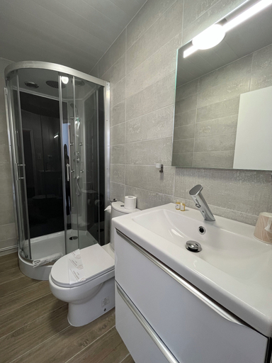 Bathroom 3, Agena, Finistère