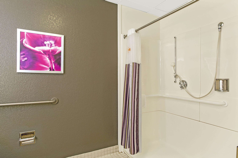 Bedroom 5, La Quinta Inn & Suites by Wyndham Boston-Andover, Essex
