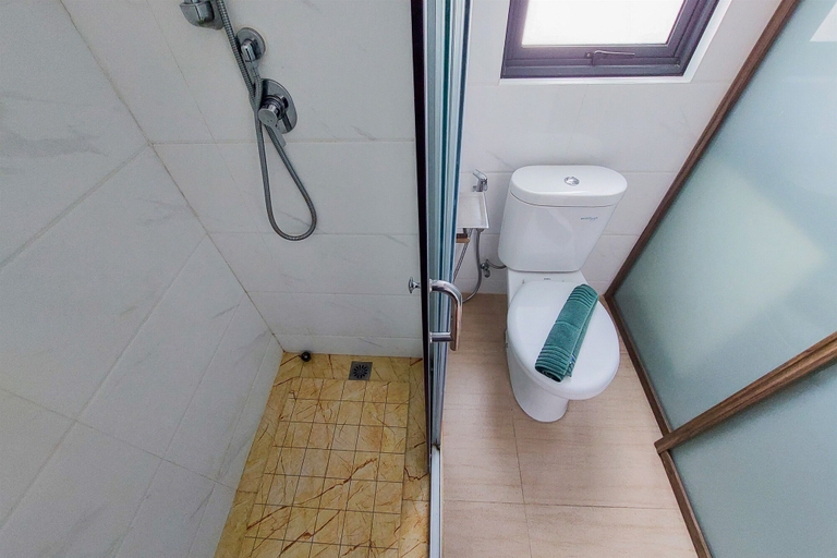 Bathroom 4, Well Furnished And Cozy 2Br Sky House Bsd Apartment, South Tangerang