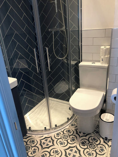 Bathroom 4, Lazy Waves, Cornwall