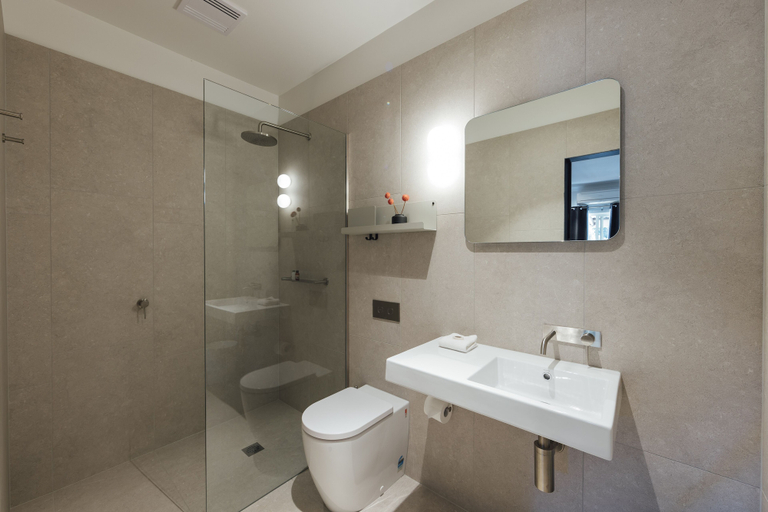 Bathroom 3, Eleven, Hepburn - East