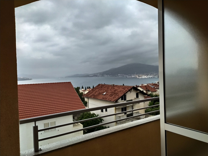 Others 5, Immaculate 2-bed Apartment in Okrug Gornji, Okrug