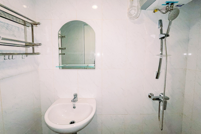 Bathroom 5, Simple and Cozy Studio Tamansari Skylounge Makassar Apartment By Travelio, Makassar